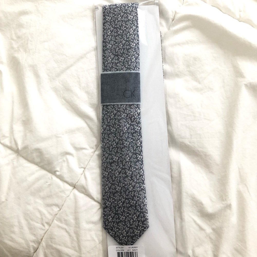 Calvin Klein floral print tie